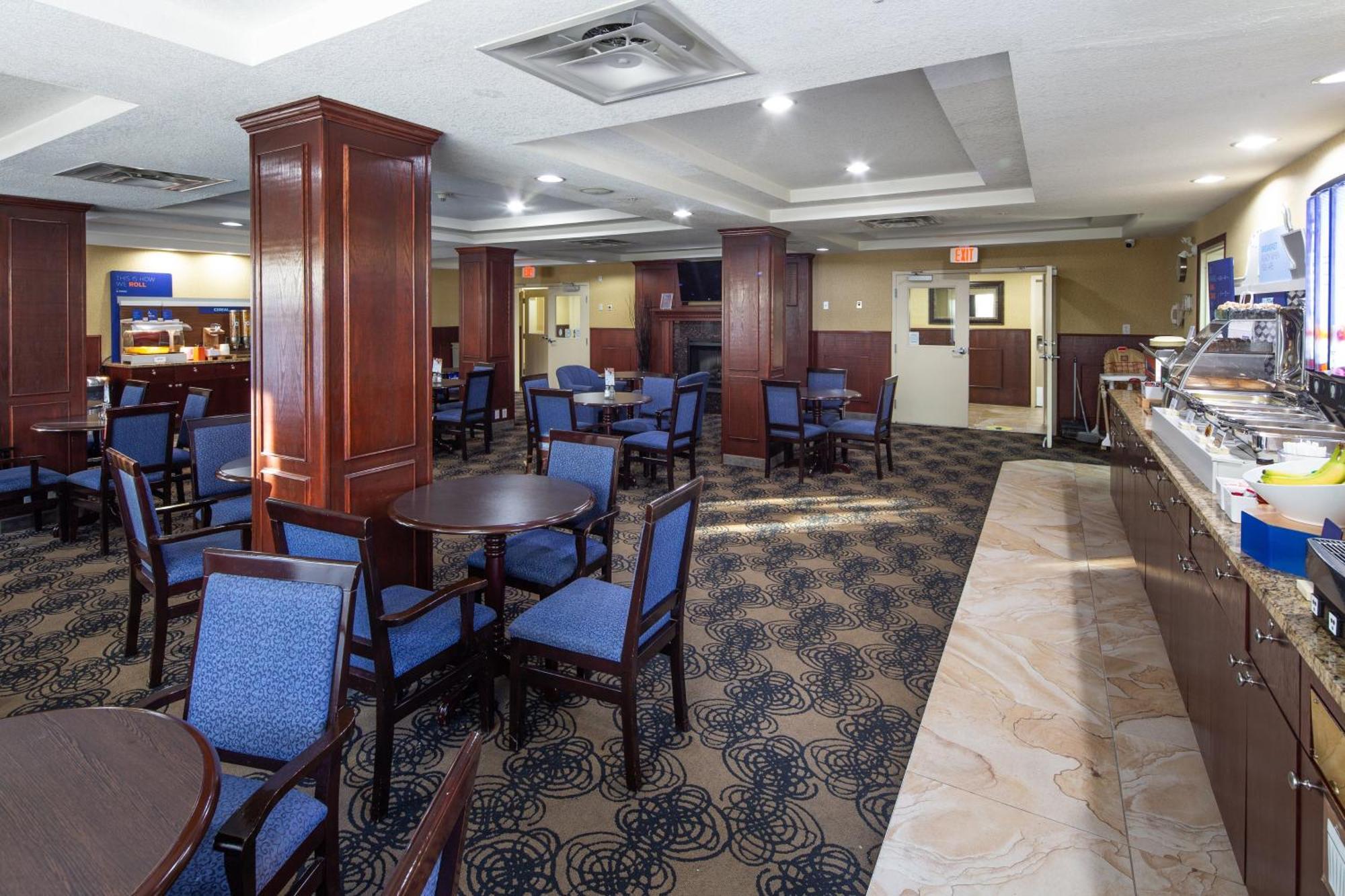 Holiday Inn Express Hotel & Suites Edson By Ihg Exterior foto